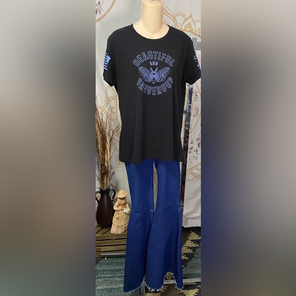 EUC Women's “Beautiful and Dangerous” Grunt Style T-shirt size Medium